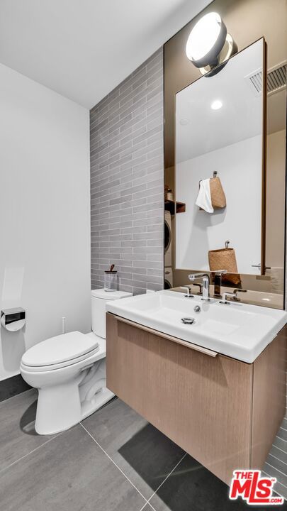 889 Francisco Street, Los Angeles CA: https://media.crmls.org/mediaz/57bfd55b-8b61-4584-a103-d7b460fbeeb3.jpg