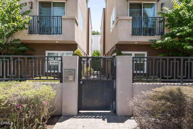 5664 Hazeltine Avenue, Sherman Oaks CA: https://media.crmls.org/mediaz/57c18f71-203d-4c7b-84ed-9cb7b6768687.jpg