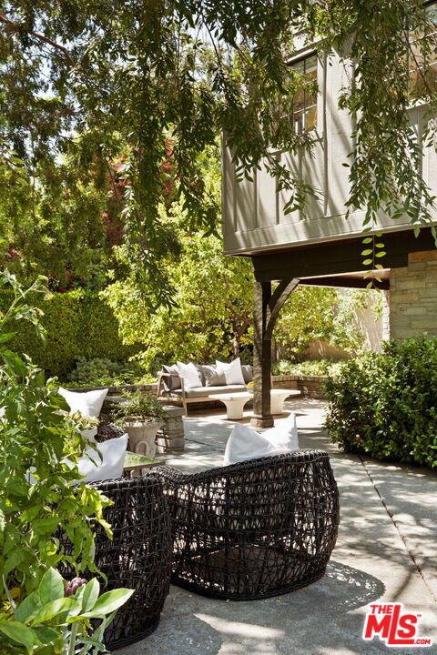 143 S Muirfield Road, Los Angeles CA: https://media.crmls.org/mediaz/57c217a8-e3f5-4a72-9be9-9dd917e7a24f.jpg