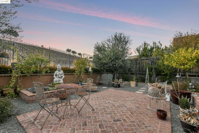 1147 Saint Julien St, Brentwood CA: https://media.crmls.org/mediaz/57c2751a-1b82-4e50-af4b-76e18025dcc3.jpg