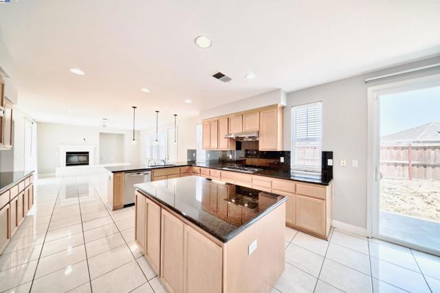 1069 Dry Creek Ct, Lathrop CA: https://media.crmls.org/mediaz/57c38e7f-fa2c-480e-9068-3fdb9d67b8fe.jpg