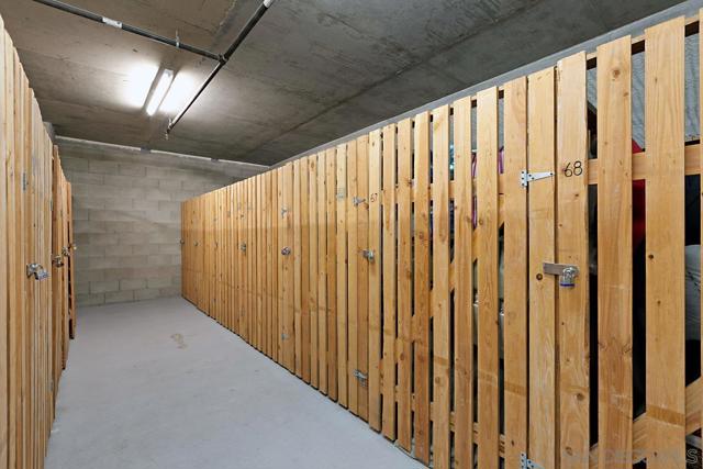 850 Beech St, San Diego CA: https://media.crmls.org/mediaz/57c3d2b5-8646-43dd-b3d4-2b2abcee11f9.jpg