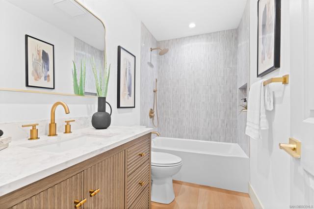 1617 Blossom Field Way, Encinitas CA: https://media.crmls.org/mediaz/57c3db9d-dcec-456e-812a-2acb2b940af9.jpg