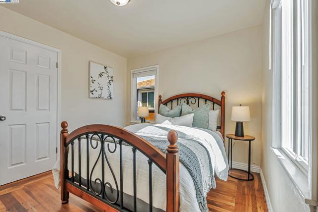 10500 Byron Ave, Oakland CA: https://media.crmls.org/mediaz/57c58838-44f5-4338-a23b-52c969db446c.jpg