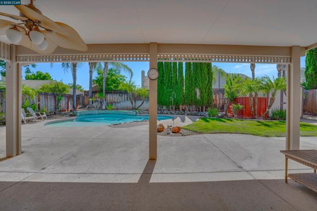 380 Claremont Dr, Brentwood CA: https://media.crmls.org/mediaz/57c5cb9a-7523-4aa1-9e58-6e64b36745db.jpg
