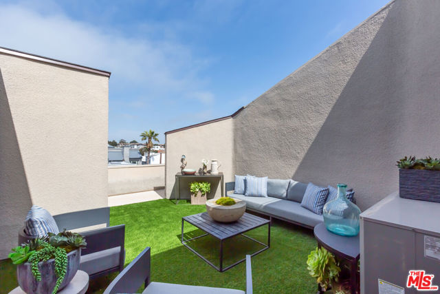 18 Union Jack Street, Marina del Rey CA: https://media.crmls.org/mediaz/57c791df-fb69-4c87-b5ce-fe06194970e5.jpg
