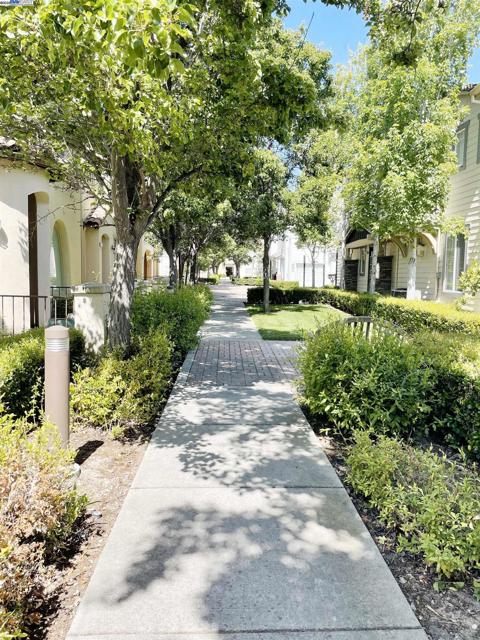 49031 Woodgrove Cmn, Fremont CA: https://media.crmls.org/mediaz/57c82ea2-2ea6-4ec5-97e3-d3fc21f68834.jpg