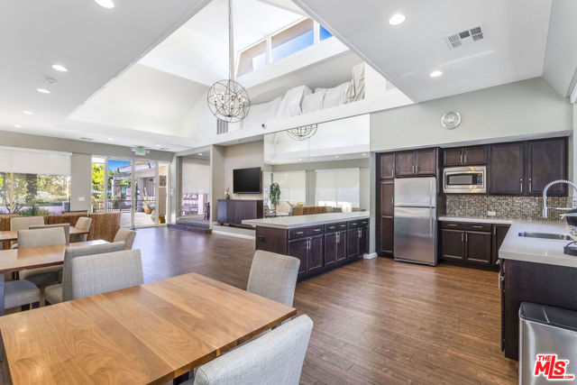 2870 Angelo Drive, Los Angeles CA: https://media.crmls.org/mediaz/57c8d538-a693-4d80-a519-0a74fb0e0f16.jpg