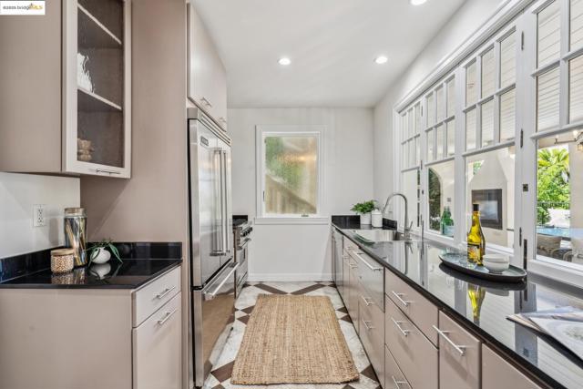 6051 MARGARIDO Dr, Oakland CA: https://media.crmls.org/mediaz/57c9cd0a-eba6-4a38-a85b-3d1e03af6a1d.jpg