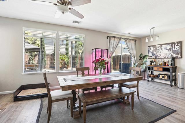 2084 Springbrook Ct, Oakley CA: https://media.crmls.org/mediaz/57ca6ece-479d-4e72-a9a5-8acd579beef1.jpg