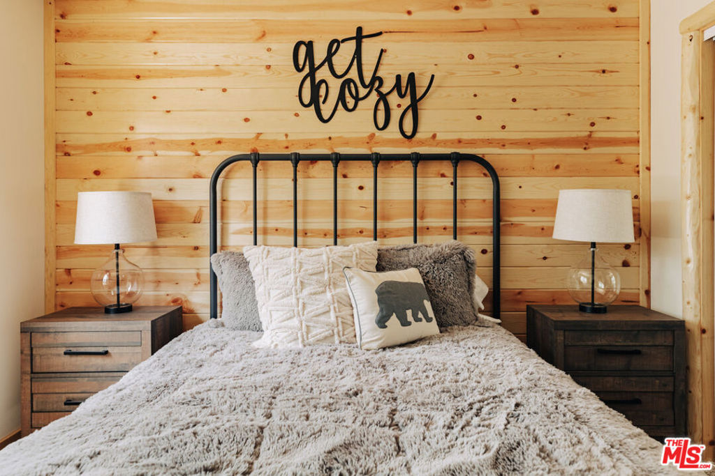 https://media.crmls.org/mediaz/57cb76e6-476a-4ab1-8c8c-512ee7c14ca3.jpg?preset=X-Large