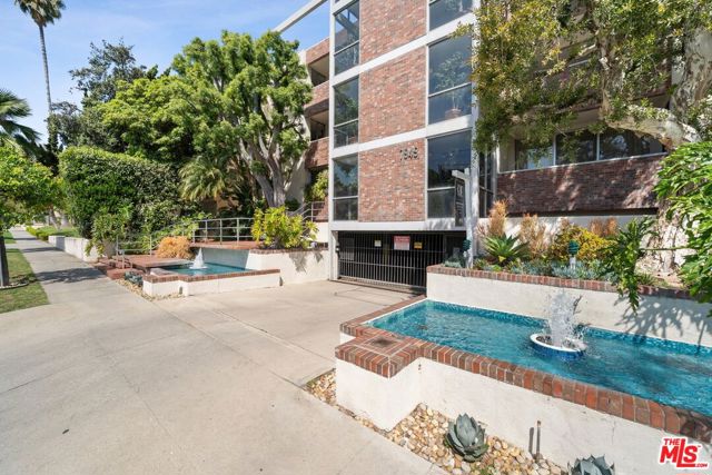 7949 Selma Avenue, Los Angeles CA: https://media.crmls.org/mediaz/57cb79da-07dd-49bb-99fc-e0e594962e94.jpg