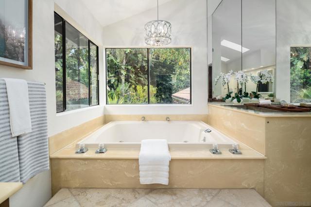 1248 Avocet Ct, Cardiff by the Sea CA: https://media.crmls.org/mediaz/57cc3901-9260-42fc-b13b-c0594a7851d9.jpg