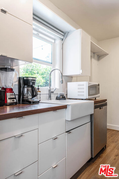 4307 Burns Avenue, Los Angeles CA: https://media.crmls.org/mediaz/57cc4302-44fb-4a47-b331-ddd5b0737fa9.jpg