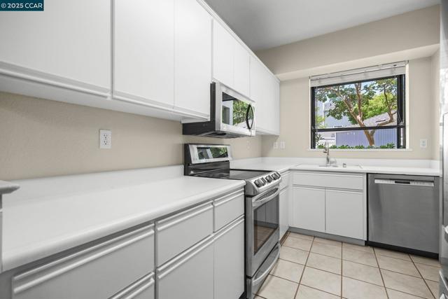 2584 Oak Rd, Walnut Creek CA: https://media.crmls.org/mediaz/57cca1ba-1b46-45ce-9ddb-f0b74590af28.jpg