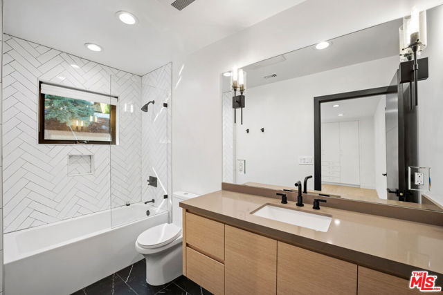 19536 Wells Drive, Tarzana CA: https://media.crmls.org/mediaz/57cf7f67-f0fd-4052-8895-63f2ad2924fc.jpg