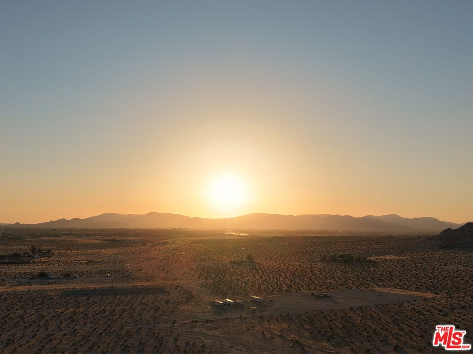 https://media.crmls.org/mediaz/57cfe734-f73c-46ec-8d78-bf61b9d35028.jpg?preset=X-Large