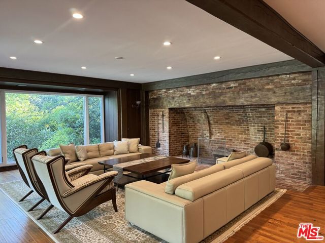 814 Foothill Road, Beverly Hills CA: https://media.crmls.org/mediaz/57d06f2e-6a66-4e90-84a4-d408aa297d7b.jpg