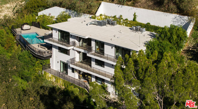 3820 Knobhill Drive, Sherman Oaks CA: https://media.crmls.org/mediaz/57d0a412-c662-48cd-8572-5818a39b6a17.jpg