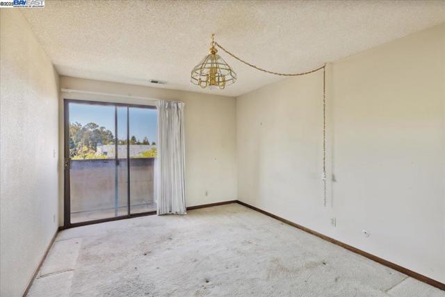 26937 Hayward Blvd, Hayward CA: https://media.crmls.org/mediaz/57d0c33d-3b98-411e-9924-e05fde055443.jpg