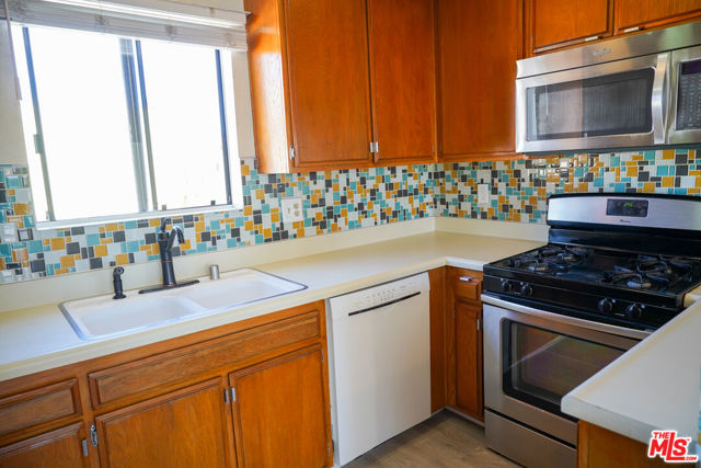630 N Grand Avenue, Los Angeles CA: https://media.crmls.org/mediaz/57d177cb-4760-4e21-bbb8-38f39e73b16c.jpg