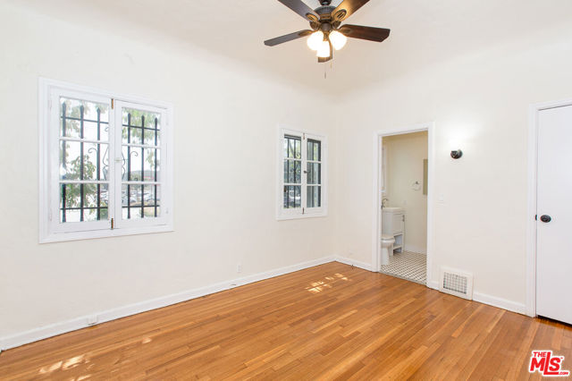 181 S Sycamore Avenue, Los Angeles CA: https://media.crmls.org/mediaz/57d1a3b7-be62-46cd-87e7-7c19a3a8bd6e.jpg