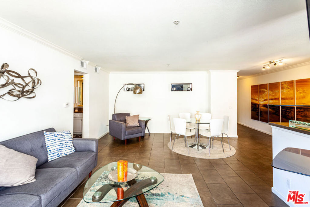 https://media.crmls.org/mediaz/57d2bf9e-8e0a-4a0d-abdb-91db76b4a234.jpg?preset=X-Large
