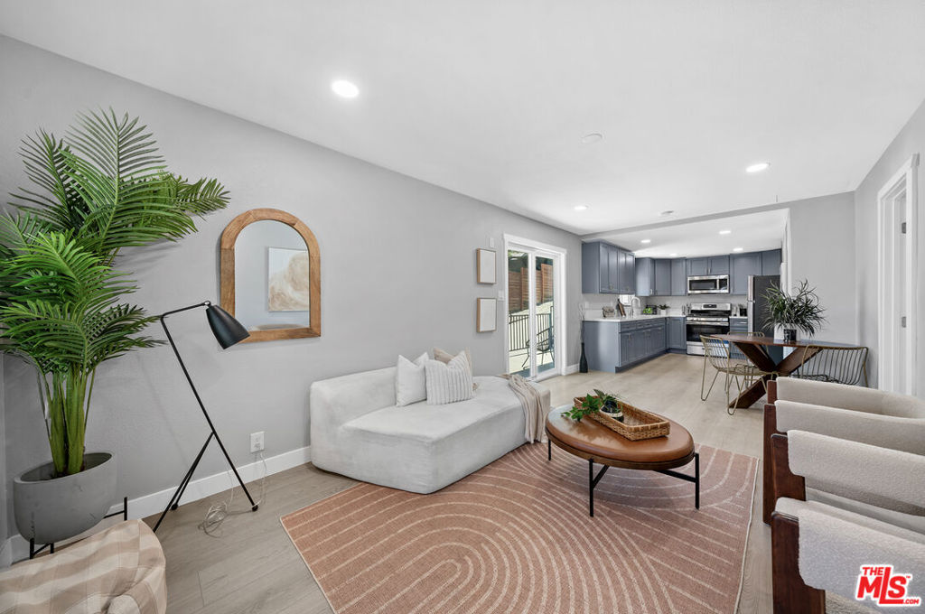 https://media.crmls.org/mediaz/57d2c1cf-3ade-423d-876f-0867307307dd.jpg?preset=X-Large