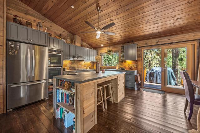 530 CREEKSIDE LN, Big Bear CA: https://media.crmls.org/mediaz/57d2ee90-4731-496c-8e94-695bc9269d88.jpg