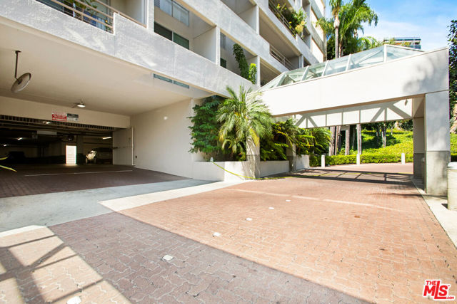 1131 Alta Loma Road, West Hollywood CA: https://media.crmls.org/mediaz/57d2f1c1-fd34-47bf-a104-c5110b785ed7.jpg
