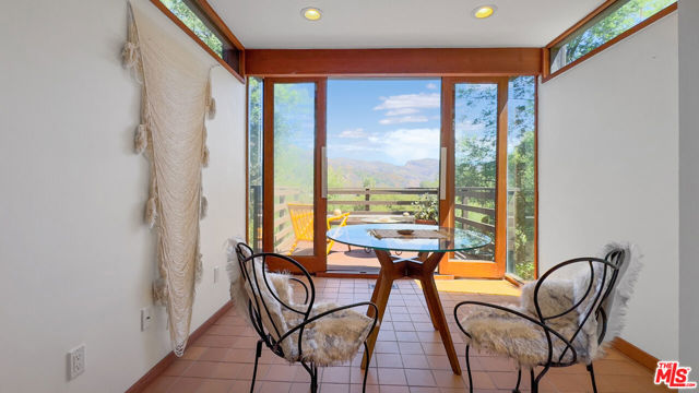 19520 Cave Way, Topanga CA: https://media.crmls.org/mediaz/57d43986-e4f4-4a48-bd68-673cb1ff0b26.jpg