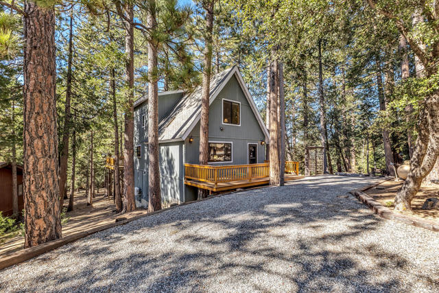 52402 Pine Ridge Road, Idyllwild CA: https://media.crmls.org/mediaz/57d49263-5445-43ec-91c1-257dee9a8188.jpg