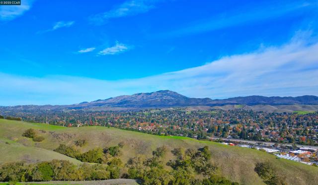 528 Caprio Ct, San Ramon CA: https://media.crmls.org/mediaz/57d4bb36-d963-4f50-b9d9-245c089d4836.jpg