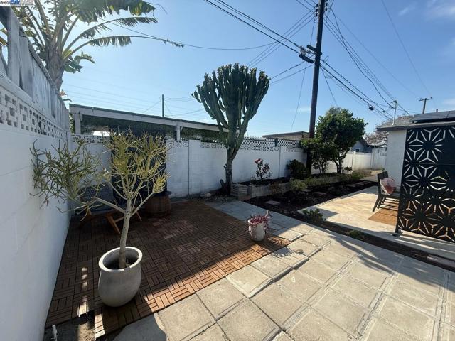 16871 Ross Lane, Huntington Beach CA: https://media.crmls.org/mediaz/57d4ff4a-a3ef-49b2-a231-bc281d64ca77.jpg