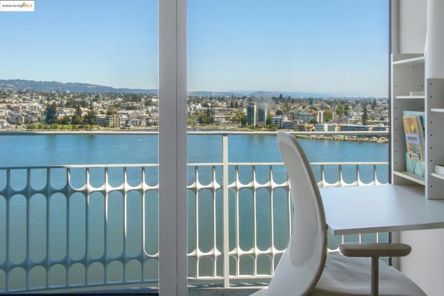 1555 Lakeside Dr, Oakland CA: https://media.crmls.org/mediaz/57d5478b-dbbe-4adb-9962-7112e670ad68.jpg