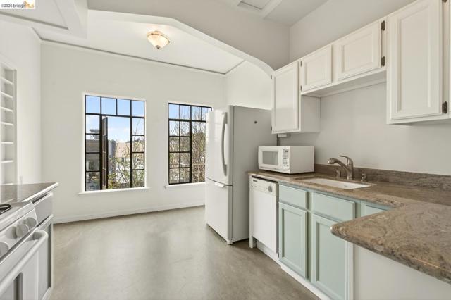 Image 18 of 41 For 848 Stannage Ave 11