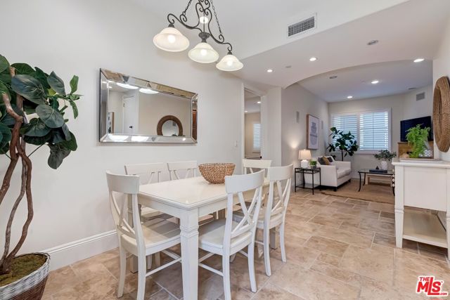16123 W SUNSET Boulevard, Pacific Palisades CA: https://media.crmls.org/mediaz/57d68b12-4d4a-47f2-a801-3f4271347fdc.jpg