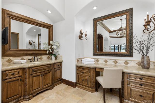 5015 Rancho Quinta Bend, San Diego CA: https://media.crmls.org/mediaz/57d69911-1b53-4d7f-916d-fd6cabb3ef83.jpg