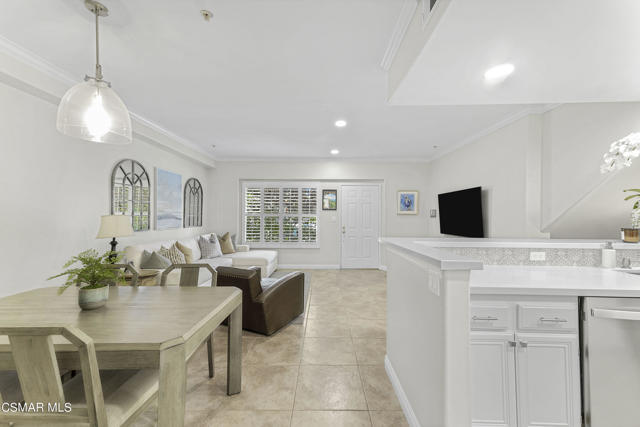 5200 Premiere Hills Circle, Woodland Hills CA: https://media.crmls.org/mediaz/57d6a9c8-54af-4d58-9289-16681883de46.jpg