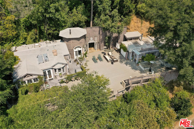 8805 Lookout Mountain Avenue, Los Angeles CA: https://media.crmls.org/mediaz/57d7b320-3c1d-4664-ae0d-eadbd99be9f1.jpg