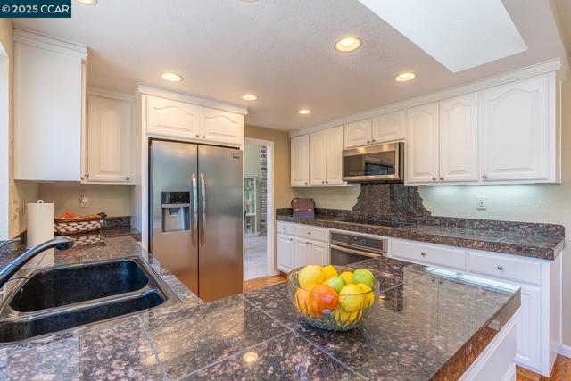 6082 Slopeview Ct, Castro Valley CA: https://media.crmls.org/mediaz/57d82825-39fb-471a-86c8-f8a41d4f7527.jpg