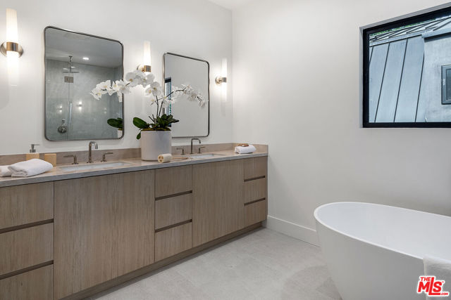 9836 Yoakum Drive, Beverly Hills CA: https://media.crmls.org/mediaz/57d9128c-ec6a-4473-a770-66602cdfda46.jpg