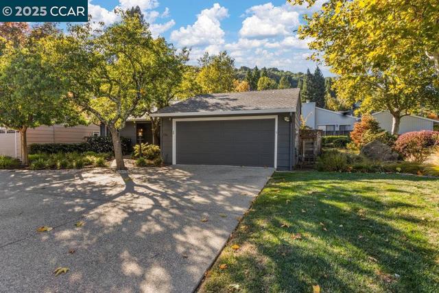 1716 Saint Andrews Drive, Moraga CA: https://media.crmls.org/mediaz/57da3e12-3fcb-44de-a004-d77208b93e2c.jpg