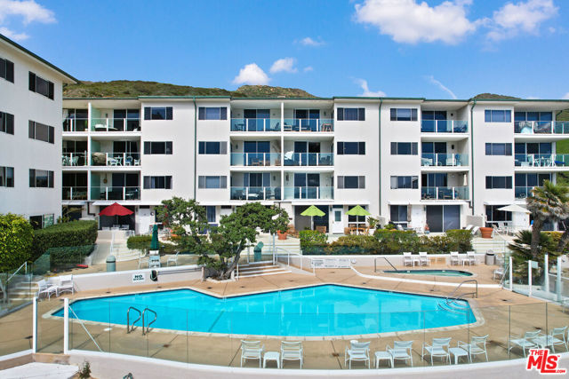 22548 Pacific Coast Highway, Malibu CA: https://media.crmls.org/mediaz/57da629e-f371-494f-a2ae-48547d26c7fc.jpg