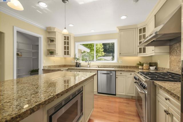 10 Easton Ct, Orinda CA: https://media.crmls.org/mediaz/57db145f-2d36-45d4-9f28-d44bc9cec1b3.jpg