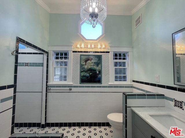 560 N Irving Boulevard, Los Angeles CA: https://media.crmls.org/mediaz/57db8282-de98-48f4-87ec-097e5271308f.jpg