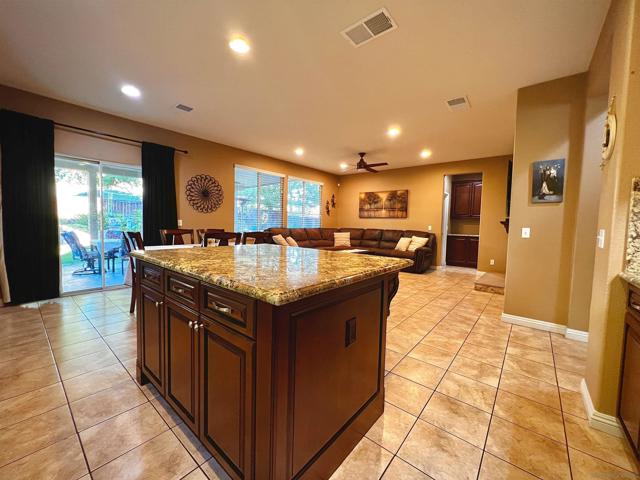 37710 Sprucewood Ln, Murrieta CA: https://media.crmls.org/mediaz/57dbae92-dd29-4d78-83c7-386a8b199881.jpg