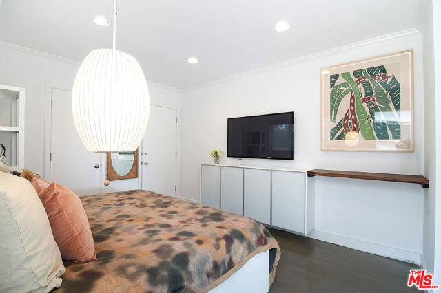 9353 Duxbury Road, Los Angeles CA: https://media.crmls.org/mediaz/57dbf54d-f1ab-4c80-8ef3-c92bc1f65026.jpg
