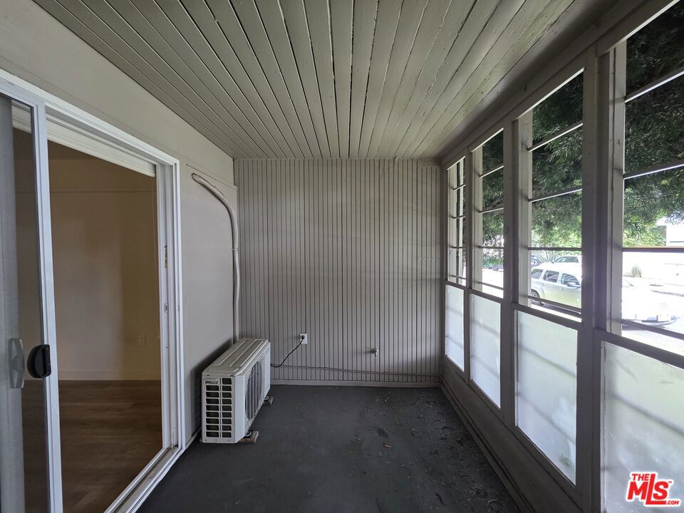 https://media.crmls.org/mediaz/57dd1125-c179-4fa9-bbd0-b99247347f98.jpg?preset=X-Large