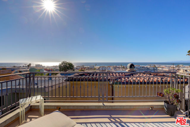 709 Sunset Drive, Hermosa Beach, California 90254, 3 Bedrooms Bedrooms, ,3 BathroomsBathrooms,Residential,Sold,Sunset,21104295